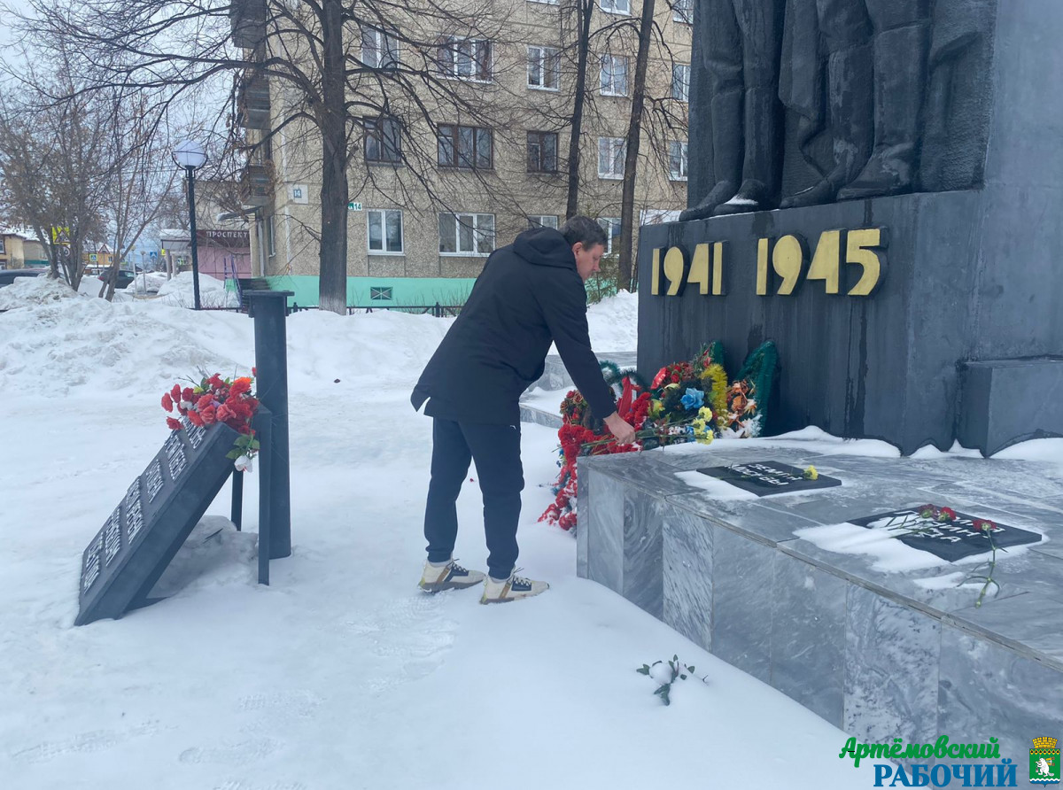 Фото: читатель "АР".Вчера, 23 февраля, глава АГО Константин Трофимов возложил цветы к памятнику «Артемовцам, ковавшим Победу на фронте и в тылу». 