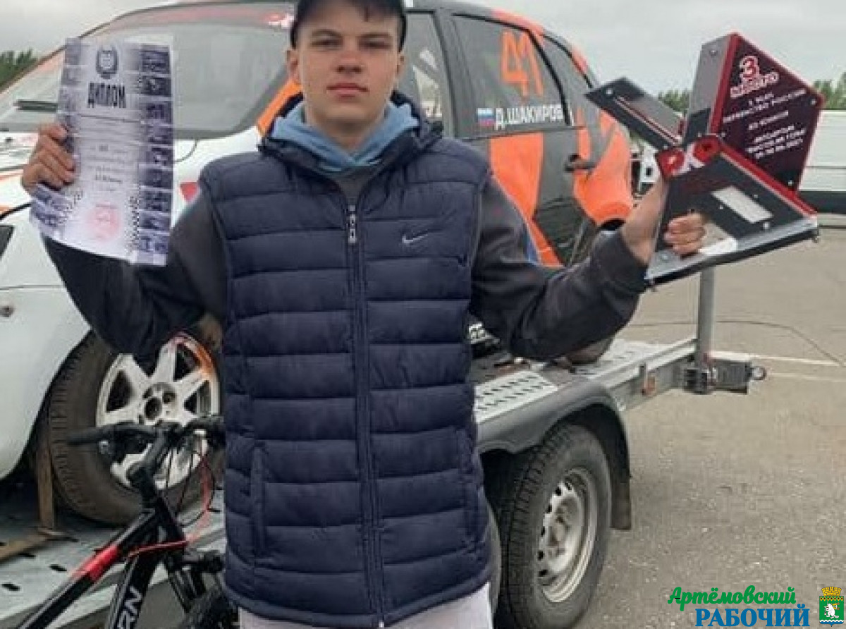 Фото А. Шакирова. 15-летний автогонщик из Артемовского занял третье место. Сейчас он готовится к очередной гонке 