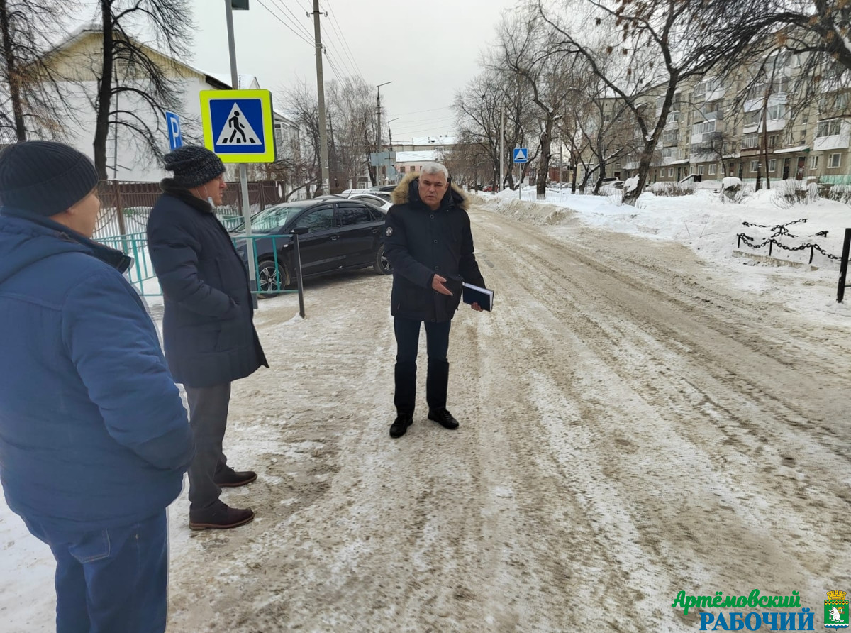 Фото предоставлено администрацией АГО. В. Крупин посмотрел, как содержатся дороги в городе