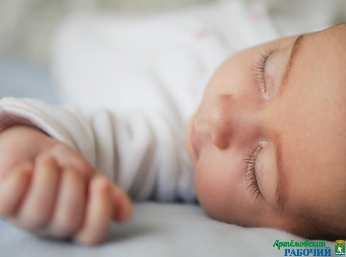 Фото с сайтаhttps://ru.freepik.com/free-photo/newborn-baby-girl-sleeping-on-blue-sheets-at-home. Среди молодых родителей не утихает интерес к необычным именам для своих детей