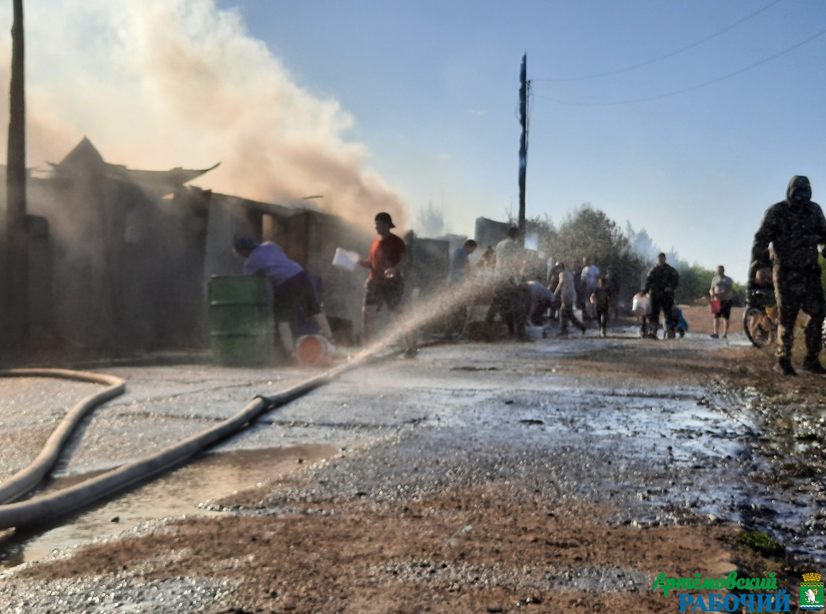 Жильцы домов через дорогу от горящего ЛПХ поливали гаражи и сарайки, чтобы сбить пламя