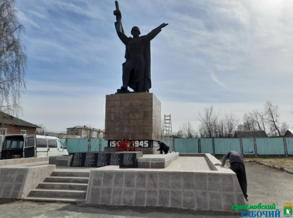 Памятник радиозаводчанам, погибшим в годы ВОв сегодня приводят в должный вид