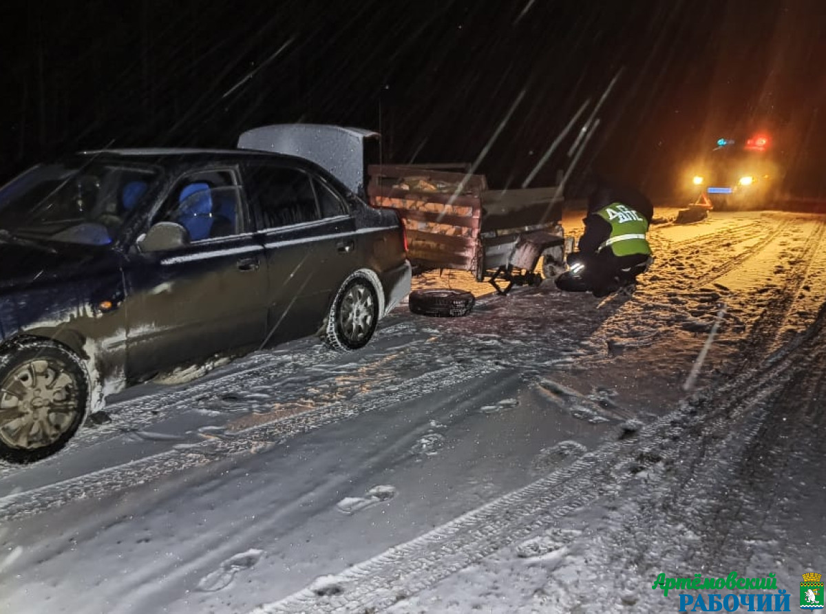 Фото предоставлено ОМВД. Когда отправляетесь в дальние поездки, не забудьте взять с собой минимальный набор инструментов. На трассе может случиться всякое.