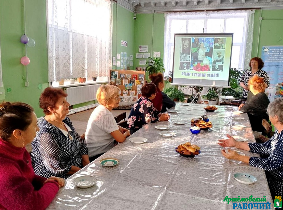 Фото: Светлана Козлова. "Ничто на Земле не проходит бесследно, И юность ушедшая все же бессмертна. Как молоды мы были, как молоды мы были. Как искренне любили, как верили в себя..."