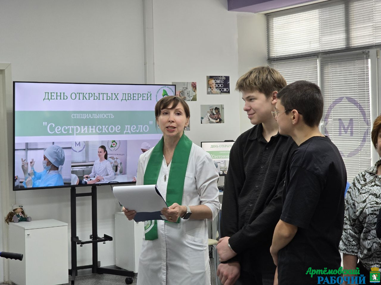 Более 200 юных уральцев посетили Свердловский областной медицинский колледж в рамках Дня открытых дверей