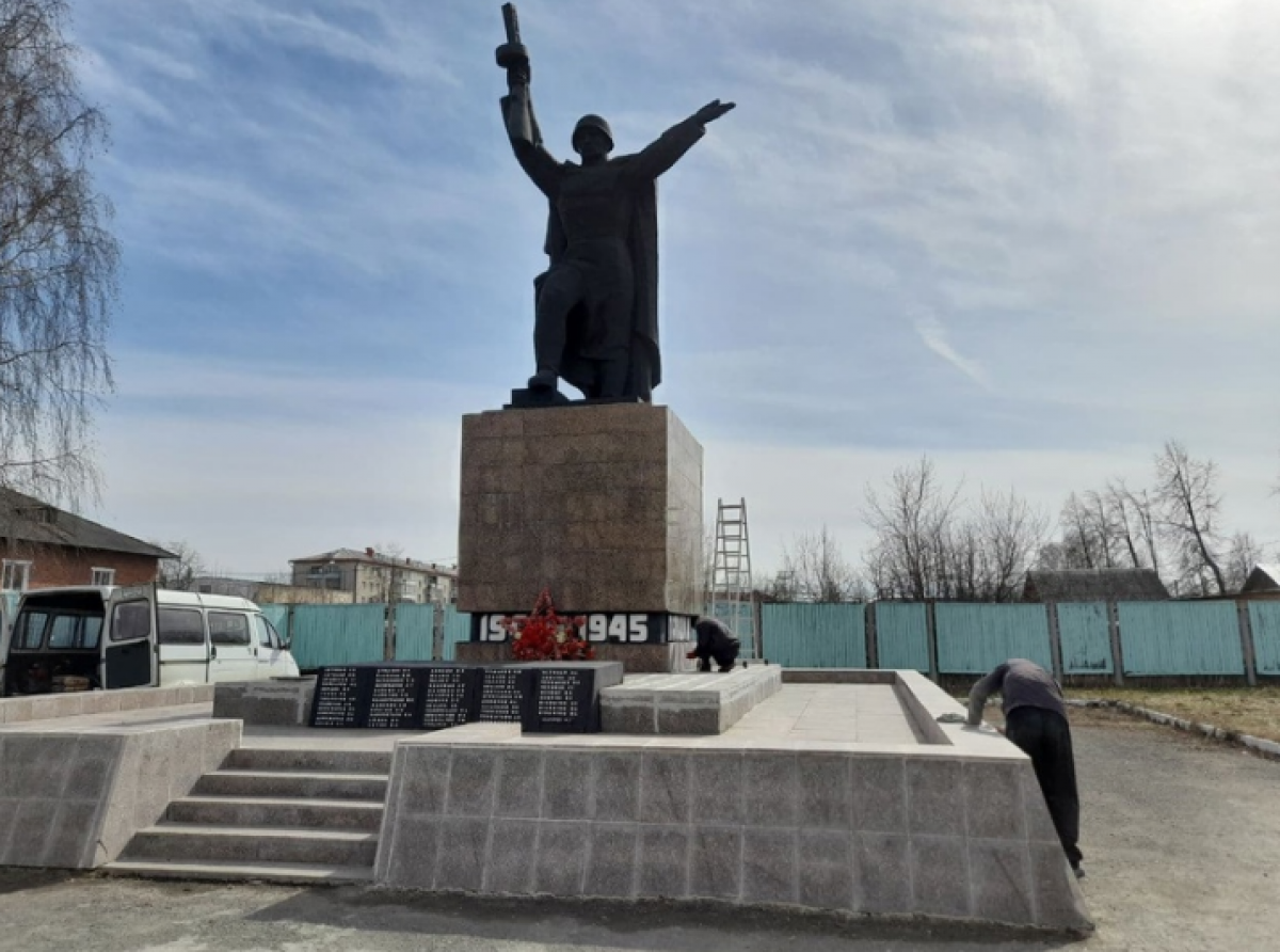 Памятник радиозаводчанам, погибшим в годы ВОв сегодня приводят в должный вид