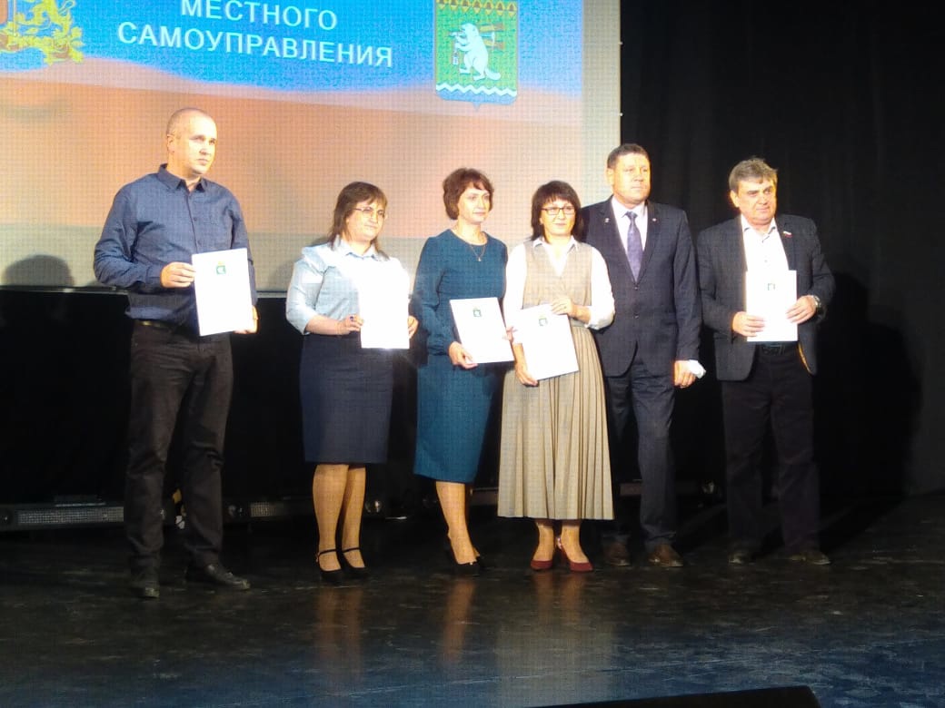 Константин Трофимов со сцены поздравил коллег с праздником