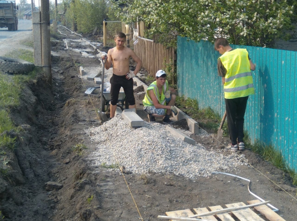 На ул. Советской подрядчик выставляет бордюрные камни и укладывает водопропускные трубы