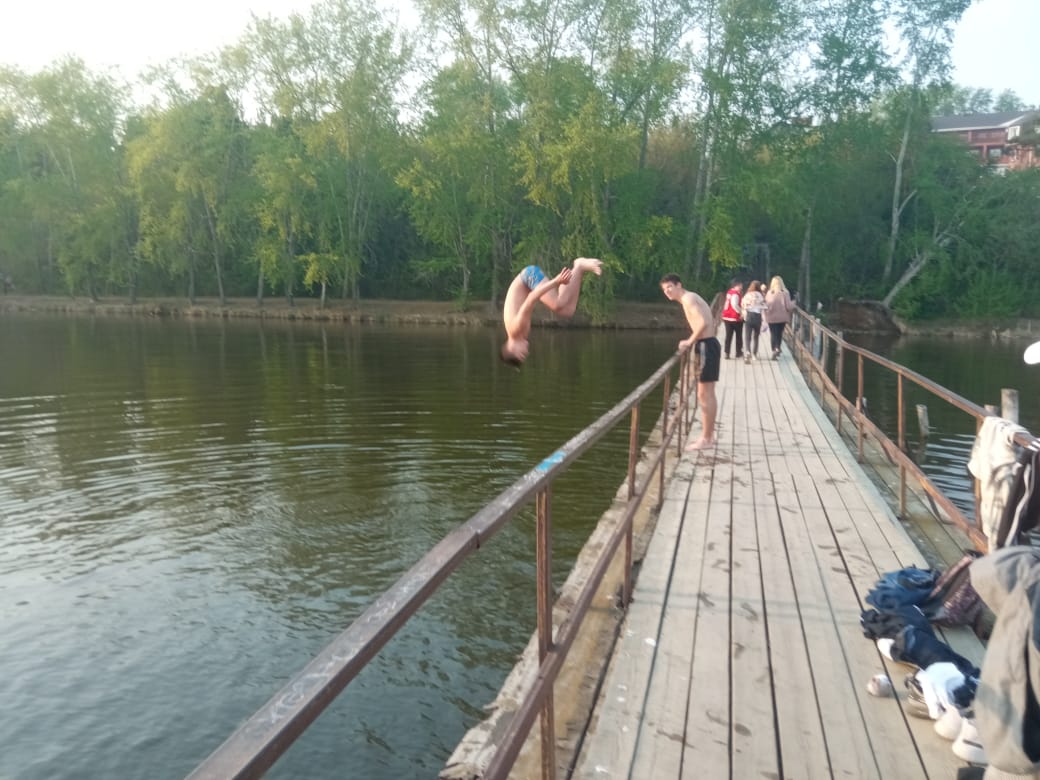 Опасно: крутят сальто, ныряют в воду