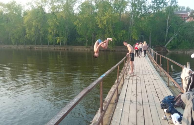 Фото предоставлено ЖКС. Под водой — остатки старого моста. Они могут покалечить.