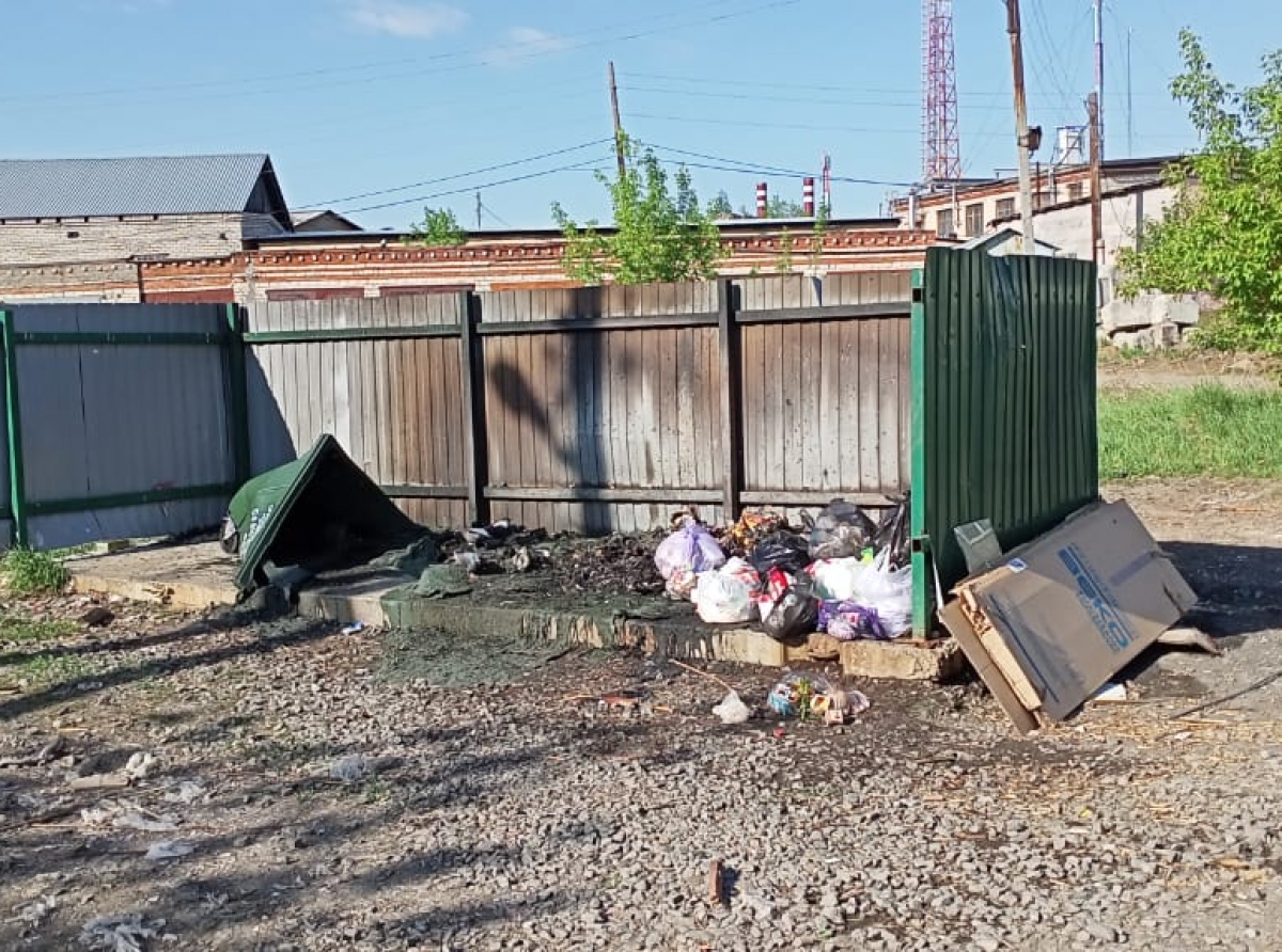 Фото предоставлено администрацией АГО. Пожар на мусорной площадке - это чья-то шалость или случайность?