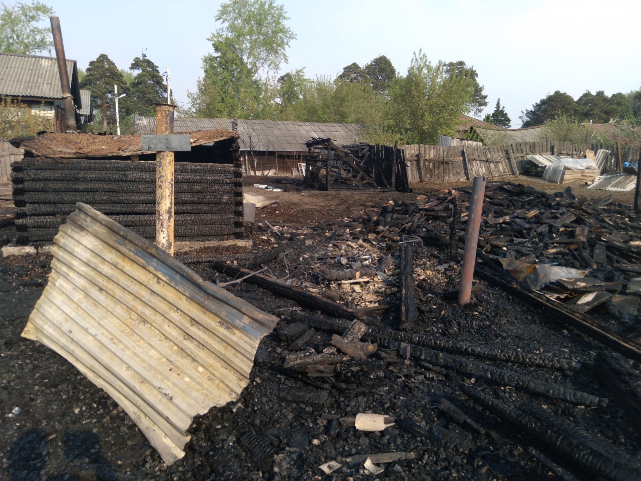 Пламя бушует: горят дома, поля, леса