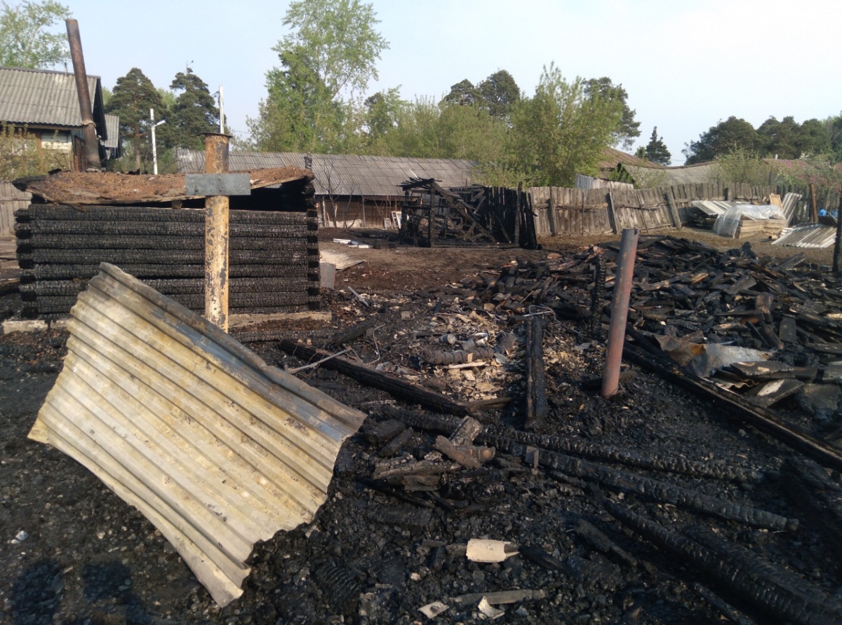 Фото: Павел Страхов. Огонь оставил людей без жилья