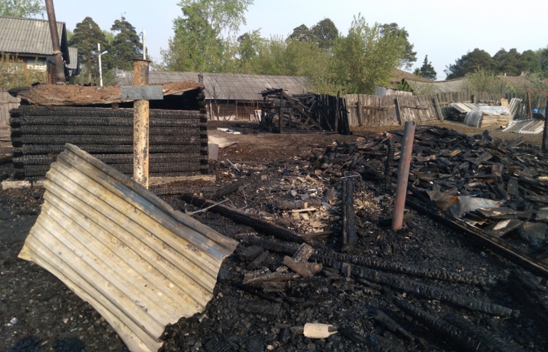 Фото: Павел Страхов. Огонь оставил людей без жилья