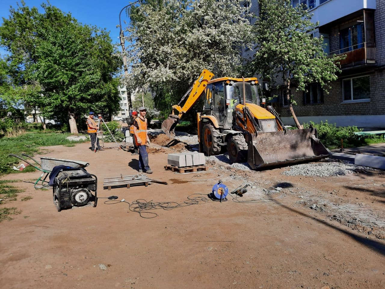  В Артемовском асфальтируют дороги во дворах
