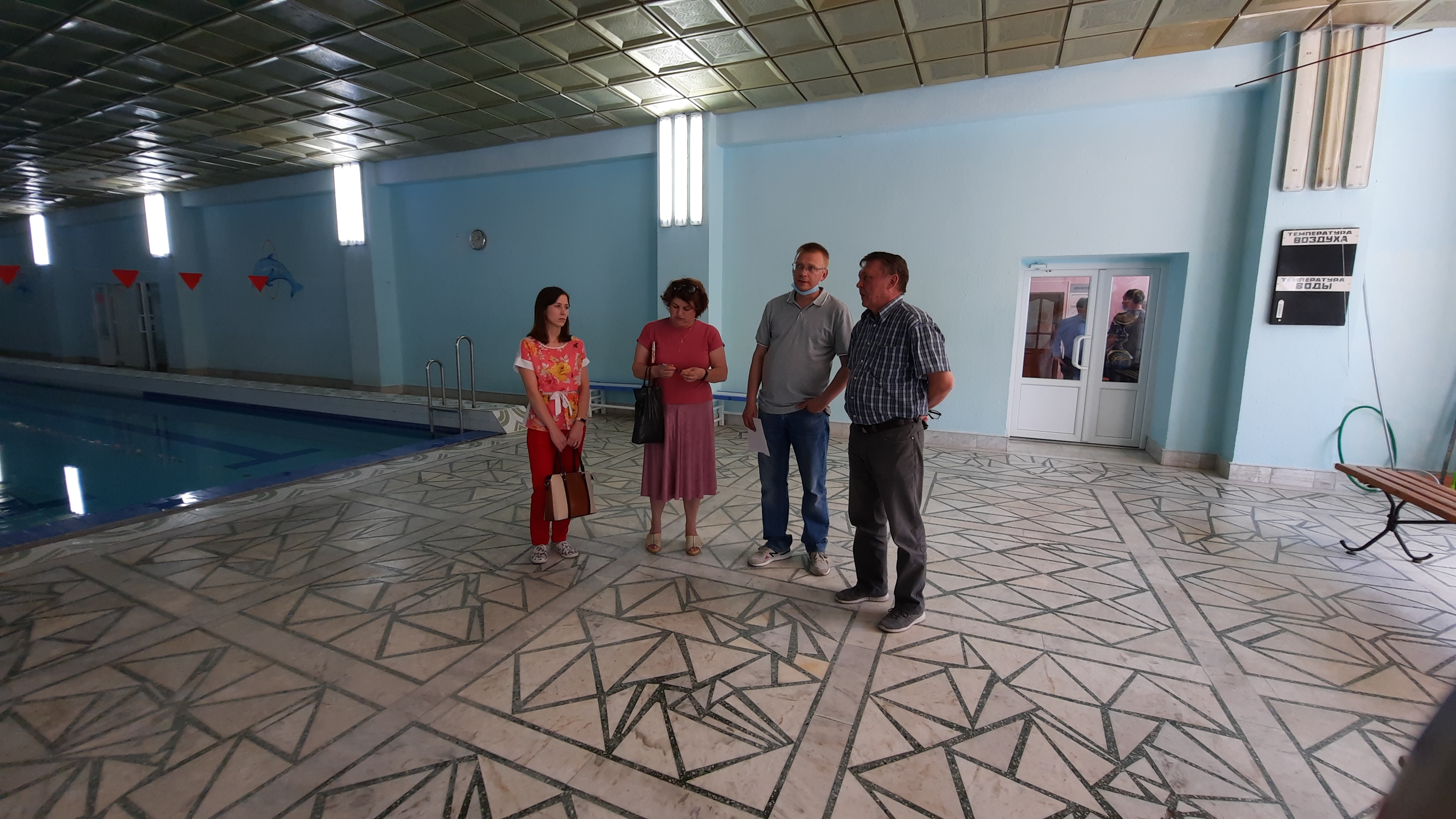 Бассейн обследуют от кровли до подвала