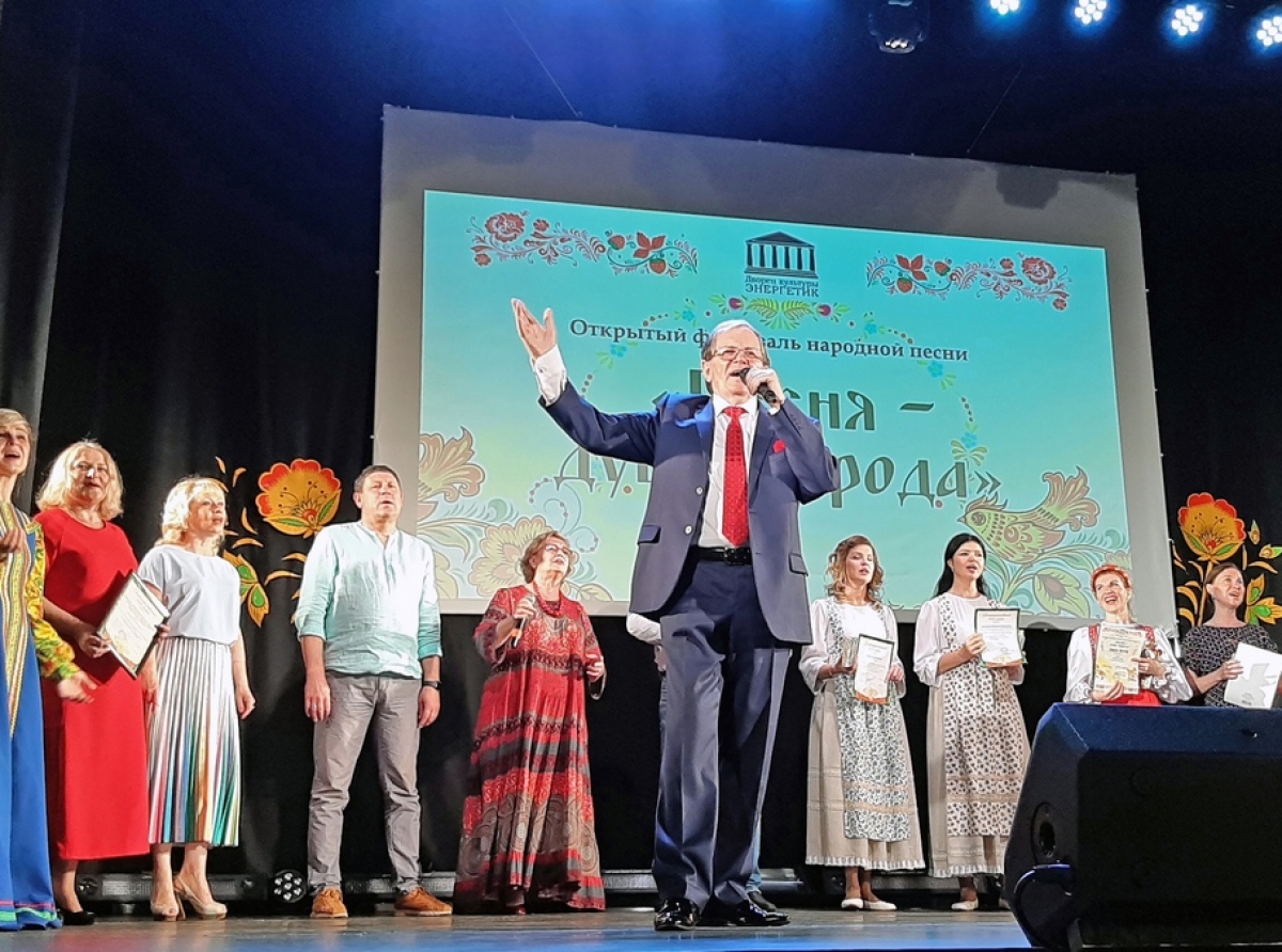 Фото Лидии Кристапчук. "Вы показали удивительные таланты и высокий уровень" - Народный артист России Иван Пермяков об артемовских исполнителях.