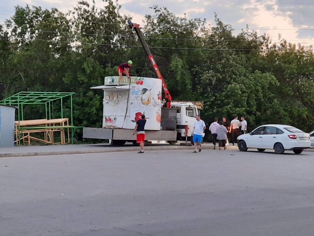 В центре Артемовского убрали незаконный киоск 