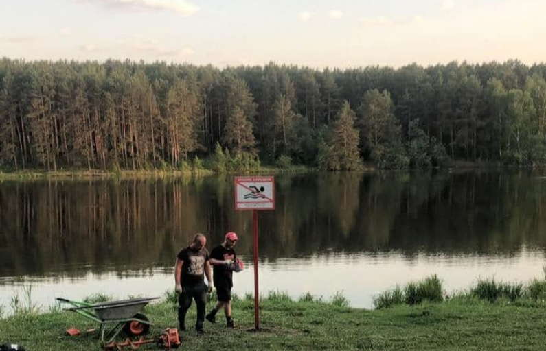 Фото предоставлено ЖКС. Во вторник такие таблички установили на берегах пруда и реки Бобровки.