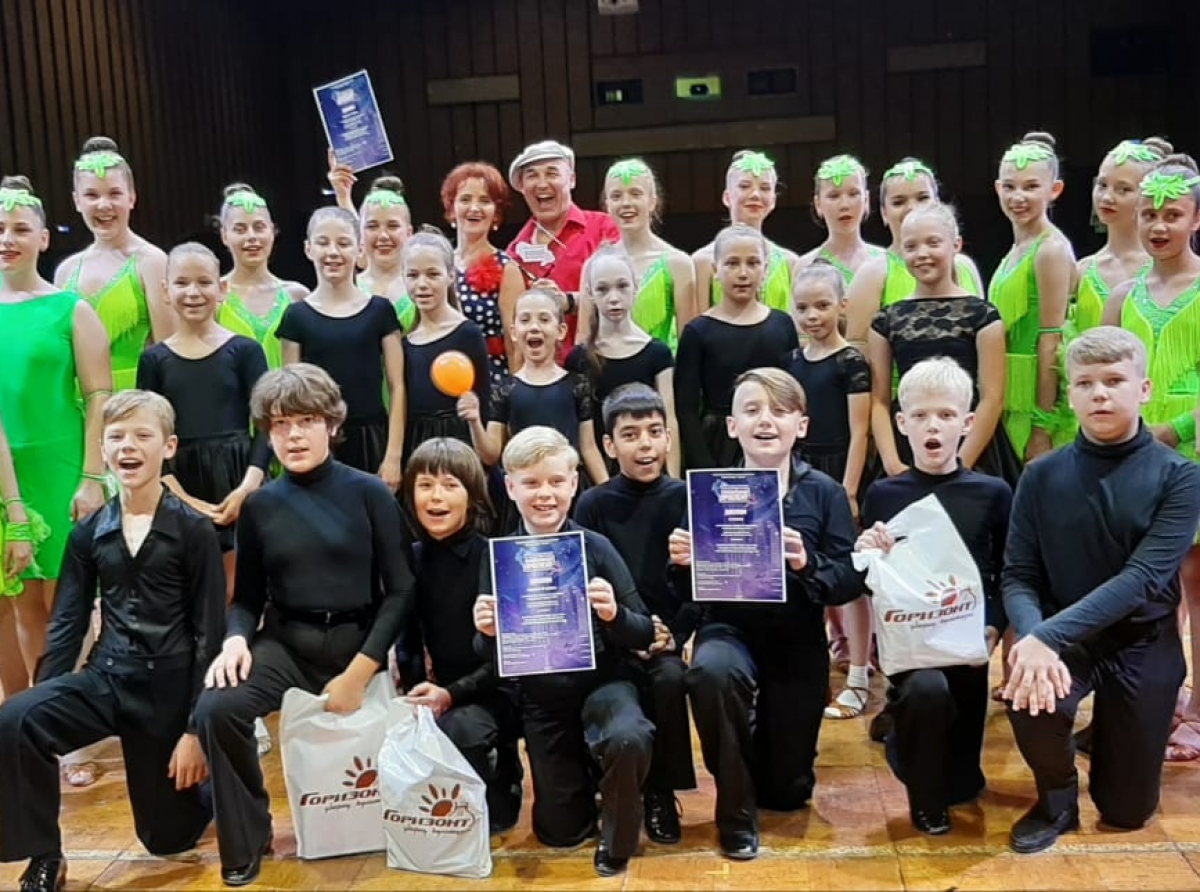Фото Лидии Кристапчук. Руководитель ансамбля Юлия Силина (крайняя справа) со своими талантливыми артистами.