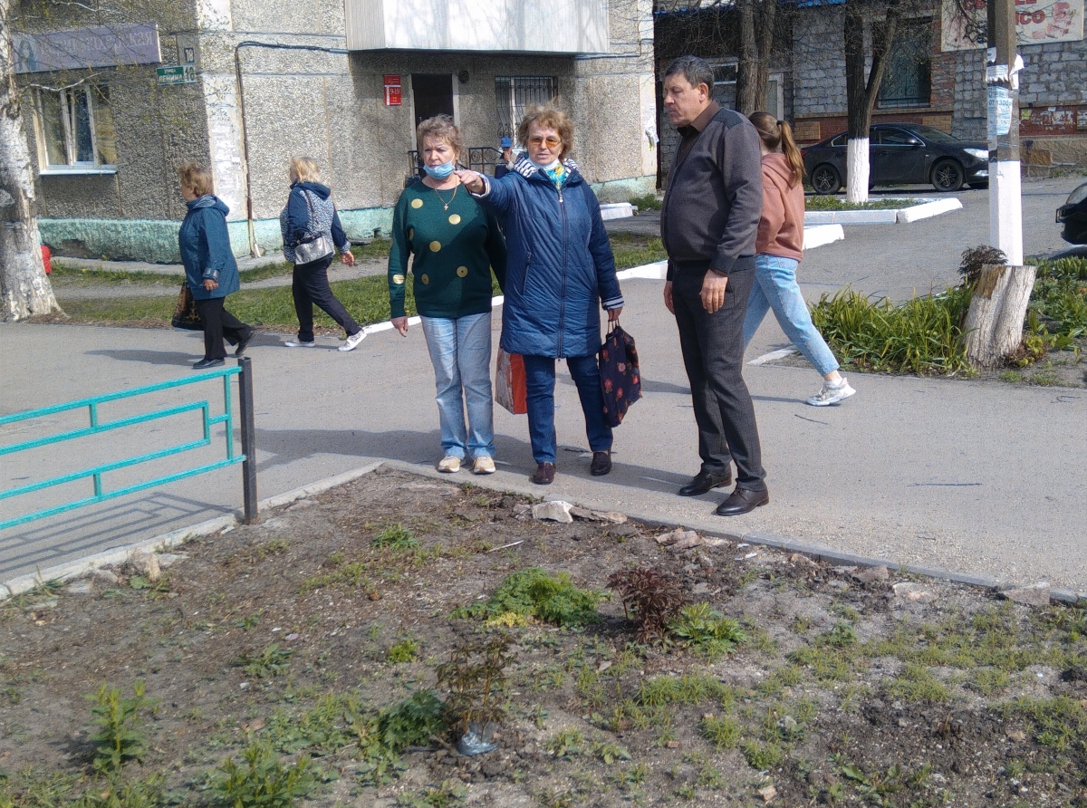 Л. Фролова (в центре) вместе с главой К. Трофимовым прошла по городу и высказала свои предложения по благоустройству территории 