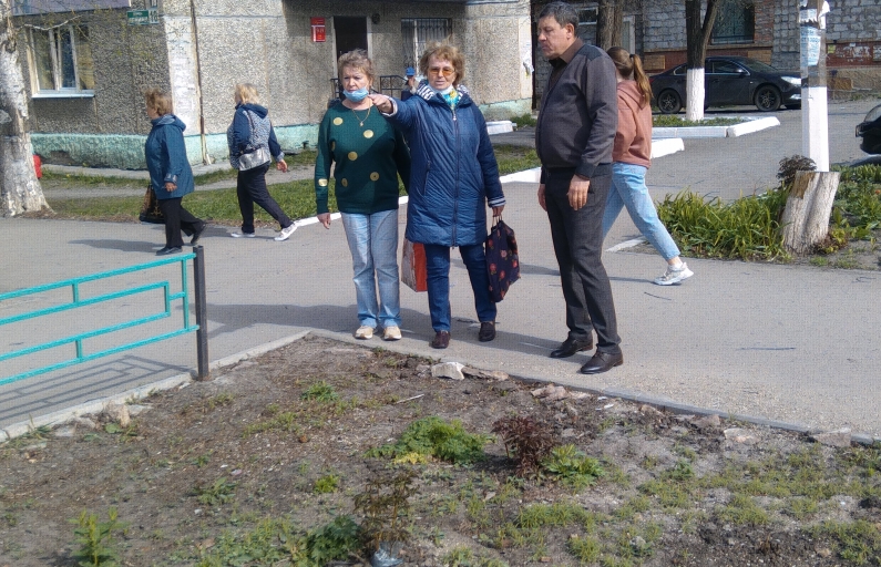 Л. Фролова (в центре) вместе с главой К. Трофимовым прошла по городу и высказала свои предложения по благоустройству территории 