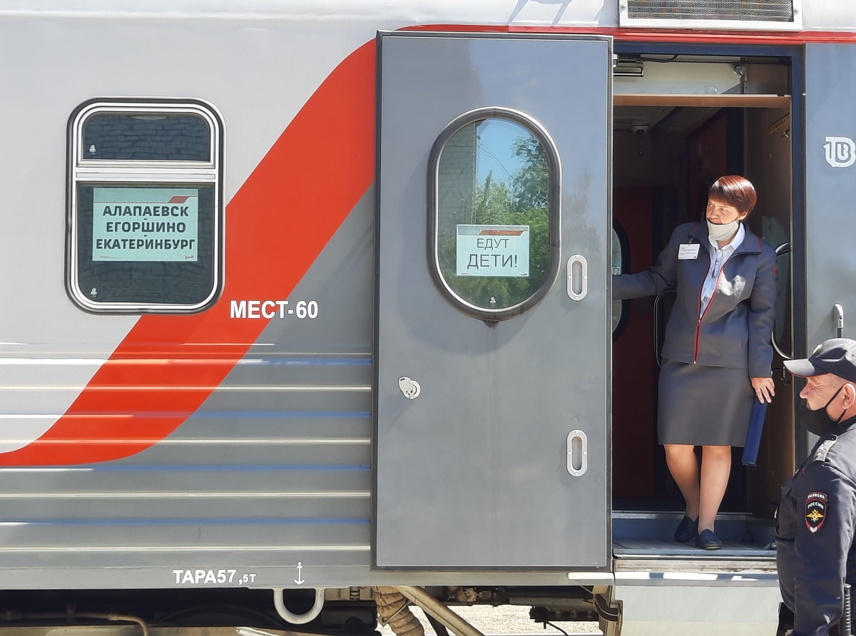 Фото Галины ТАСКИНОЙ. Первый вагон поезда "Алапаевск-Екатеринбург" заняли дети из Артемовского. В столице Урала они сделают пересадку в комфортабельный поезд до Анапы.