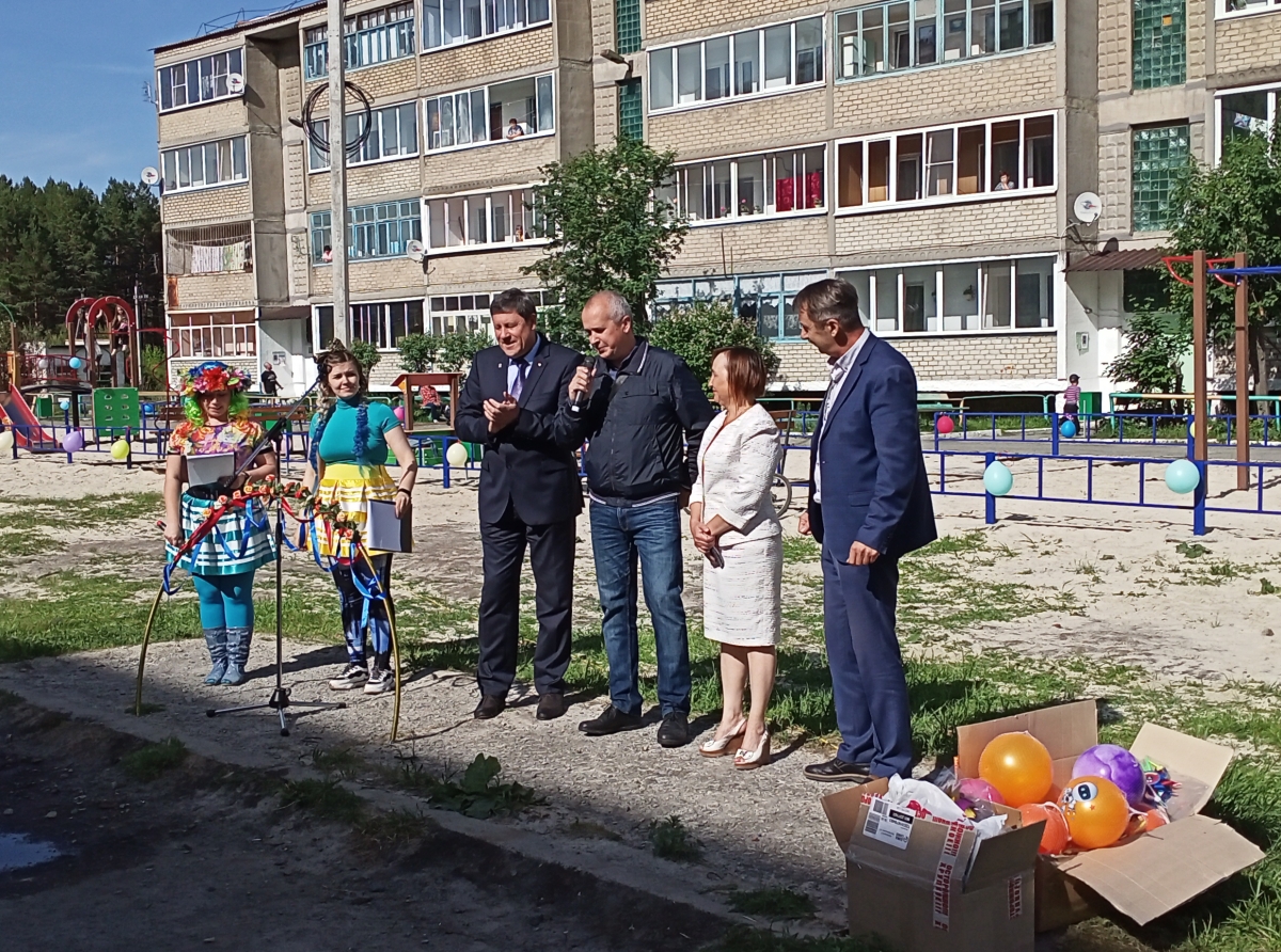 У детей на Кировке появилась детская площадка