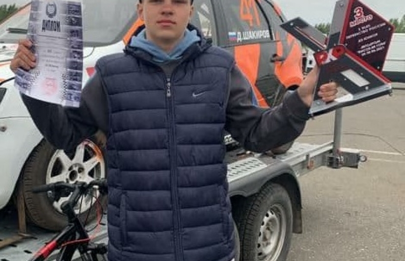 Фото А. Шакирова. 15-летний автогонщик из Артемовского занял третье место. Сейчас он готовится к очередной гонке 