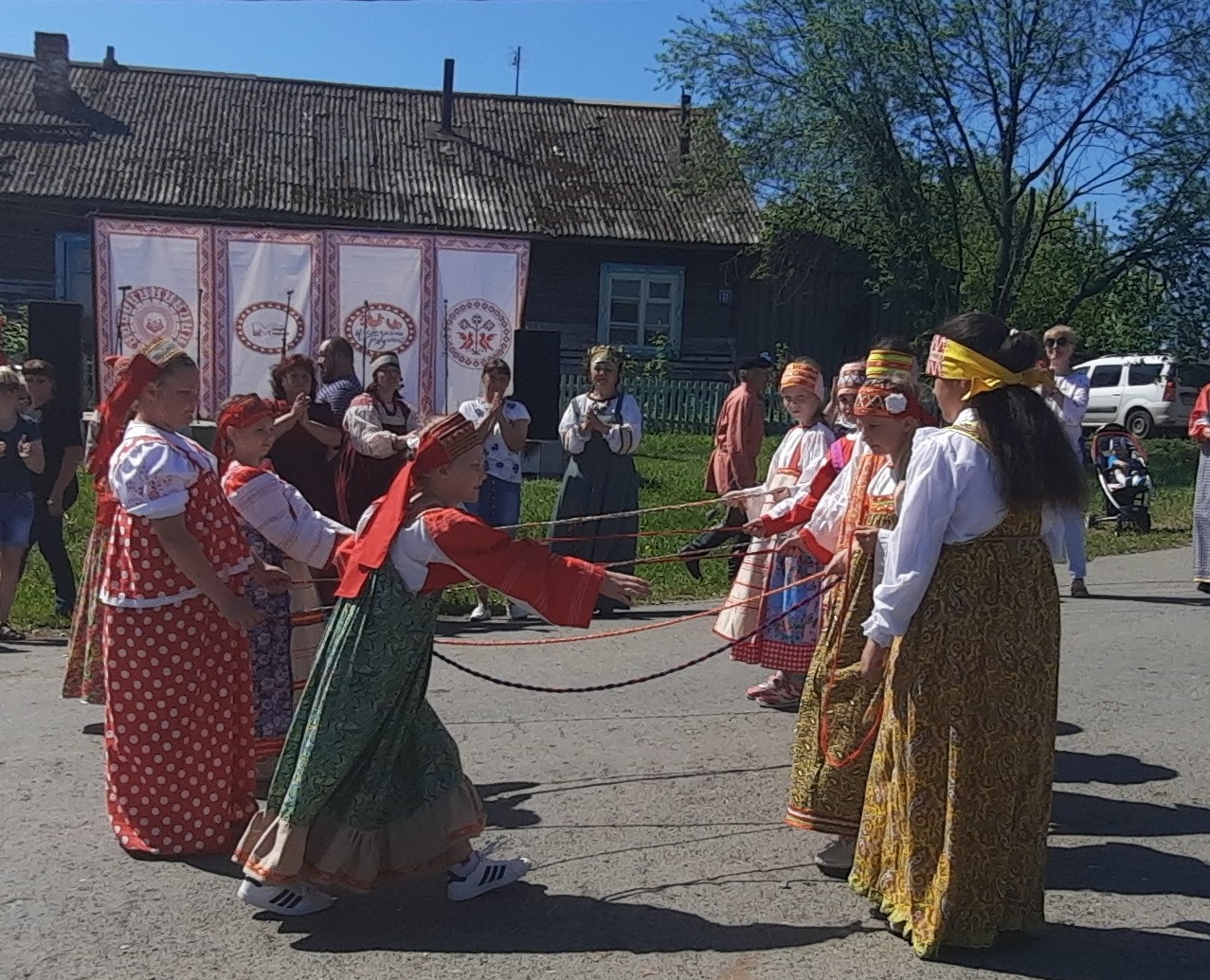 Пропуск на праздник – частушка, выход – улыбка