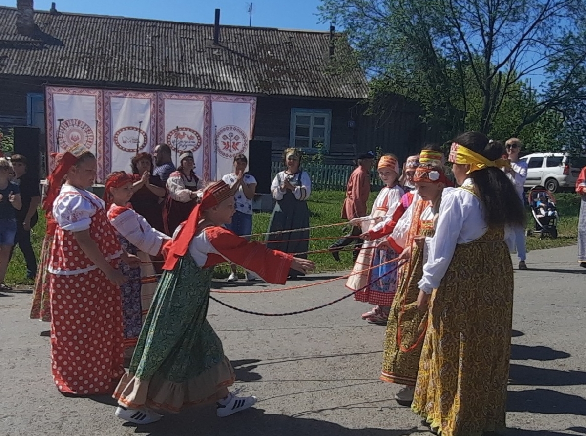 Фото Галины Таскиной. Гостей здесь встречали хороводами, песнями и плясками.