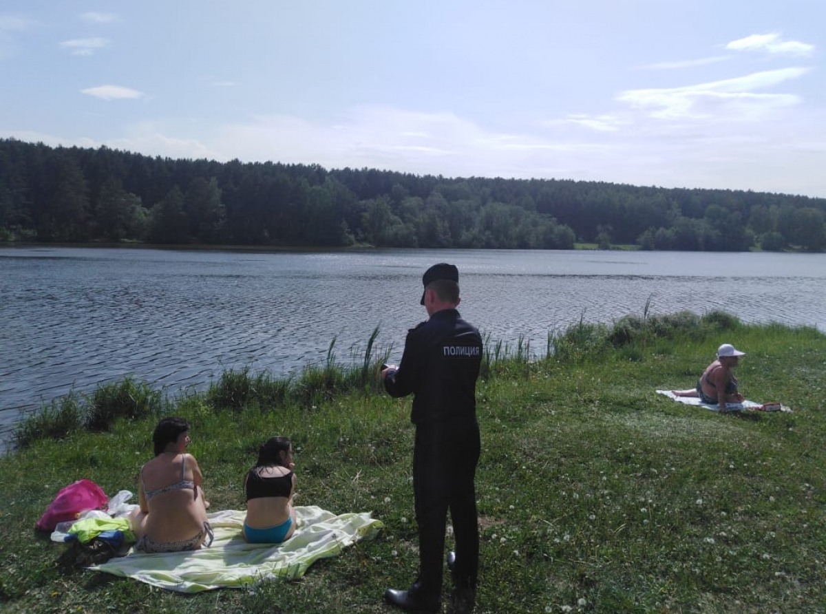 Фото предоставлено ОМВД. Стражи порядка и спасатели раздавали отдыхающим памятки и проводили профилактические беседы