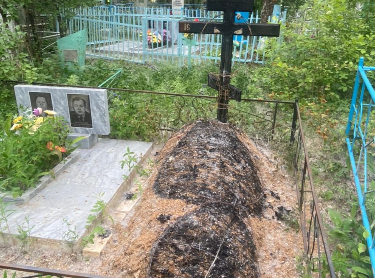 Фото Татьяны Трифоновой. Кажется, кто-то специально поджигал могилки