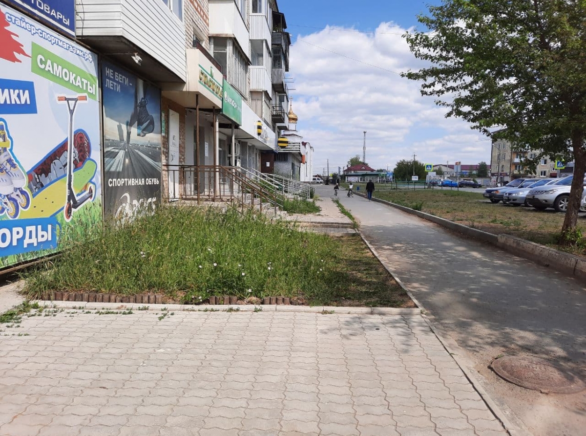  Фото Галины Таскиной. Большинство подходов к магазинам на ул. Мира смотрятся неприглядно. Хотелось бы, чтобы их владельцы уделяли больше внимания эстетическому состоянию территории