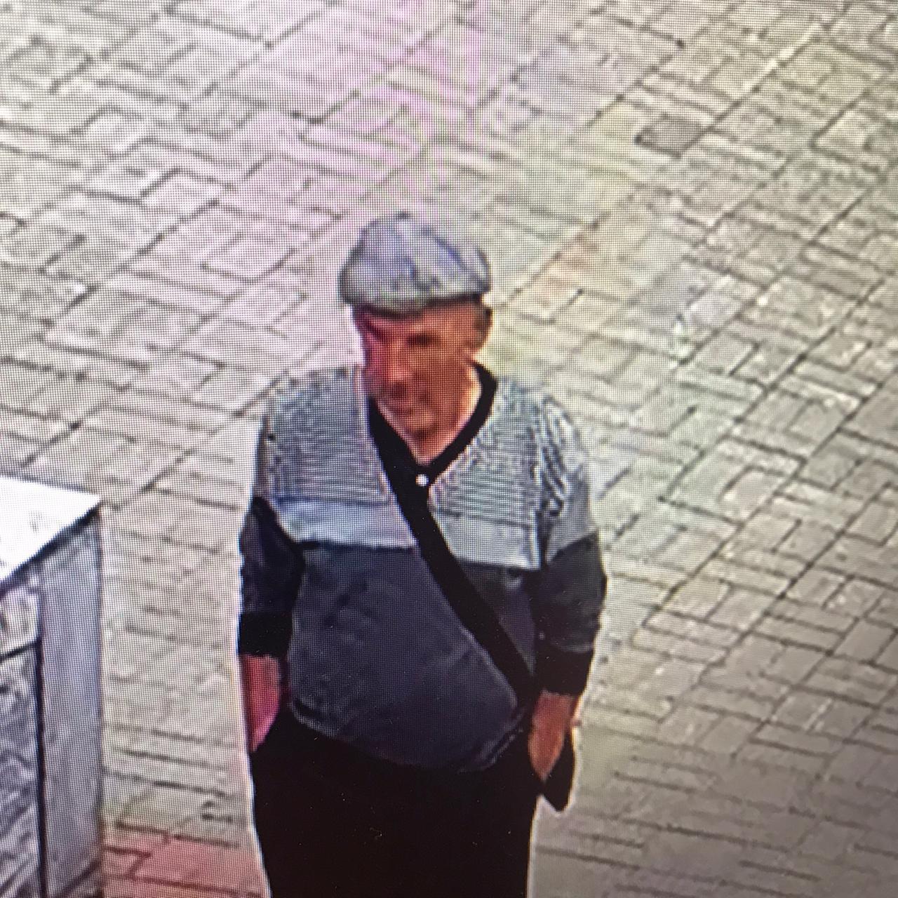 Ни стыда, ни совести! В Артемовском мужчина справил нужду в сквере Победы