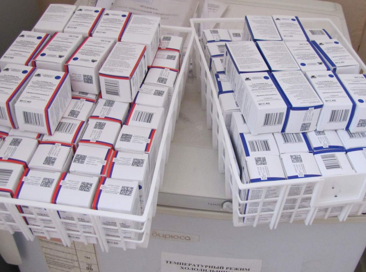 Фото из архива редакции. В АГО желающих привиться от ковида много . Вакцина в больницу поступает партиями