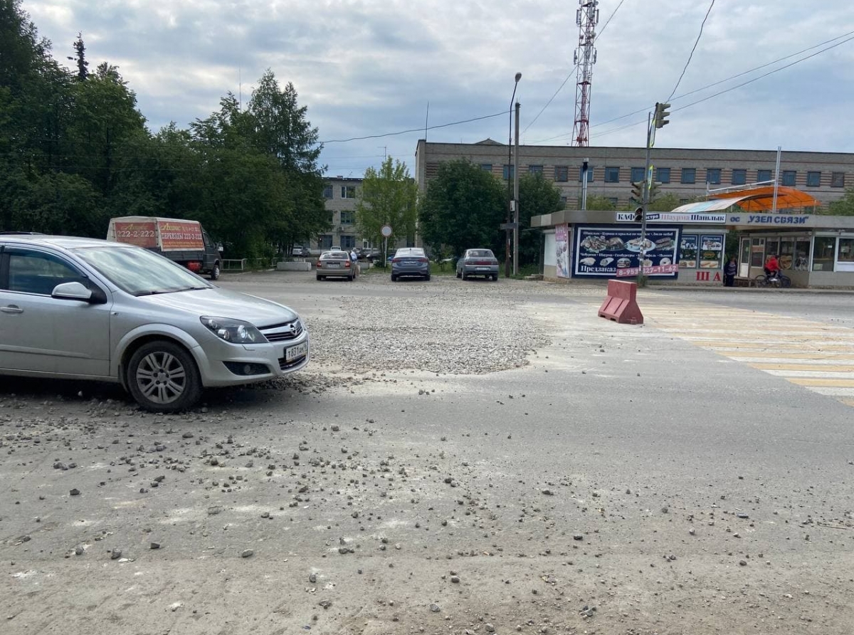 Фото Татьяны Трифоновой. Пять месяцев артемовцы ждут ремонта дорожного полотна 