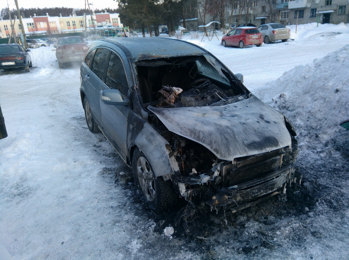 Фото: Василий Ергашев. Поджигатели пробрались во двор глубокой ночью, но попали в зону обзора видеокамер