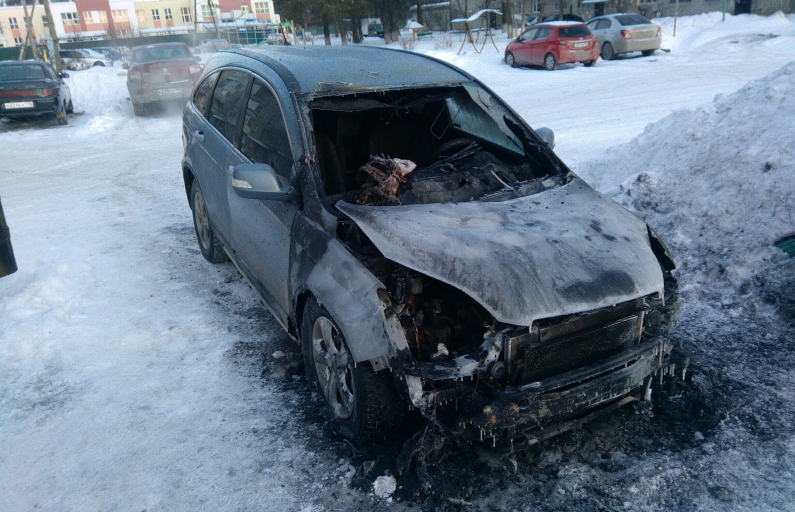 Фото: Василий Ергашев. Поджигатели пробрались во двор глубокой ночью, но попали в зону обзора видеокамер