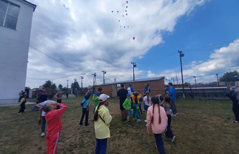 Фото ОМВД. В честь праздника дети запустили в небо воздушные шары