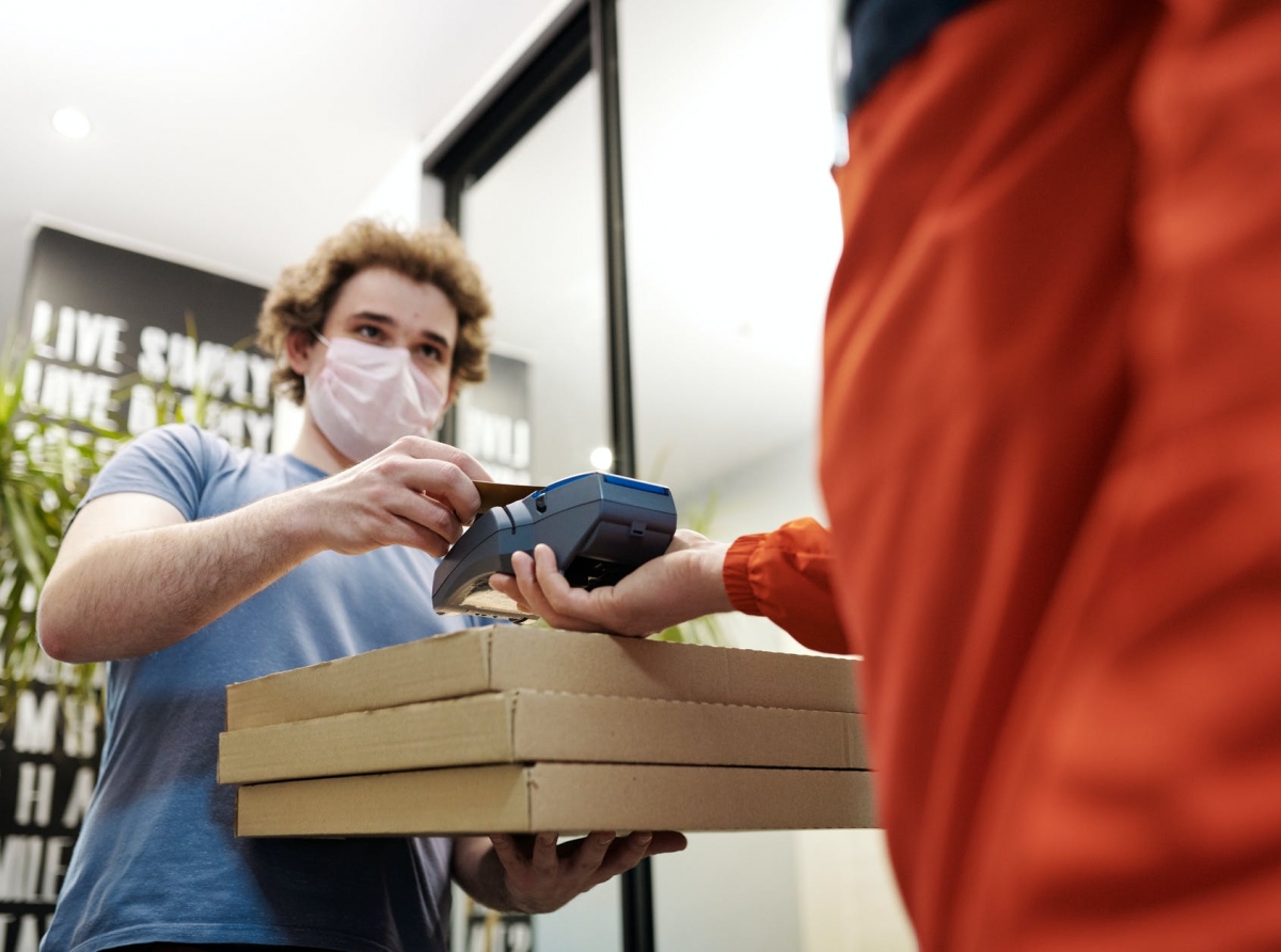 Фото с сайта https://www.pexels.com. Нашли чужую банковскую карту - позвоните в банк