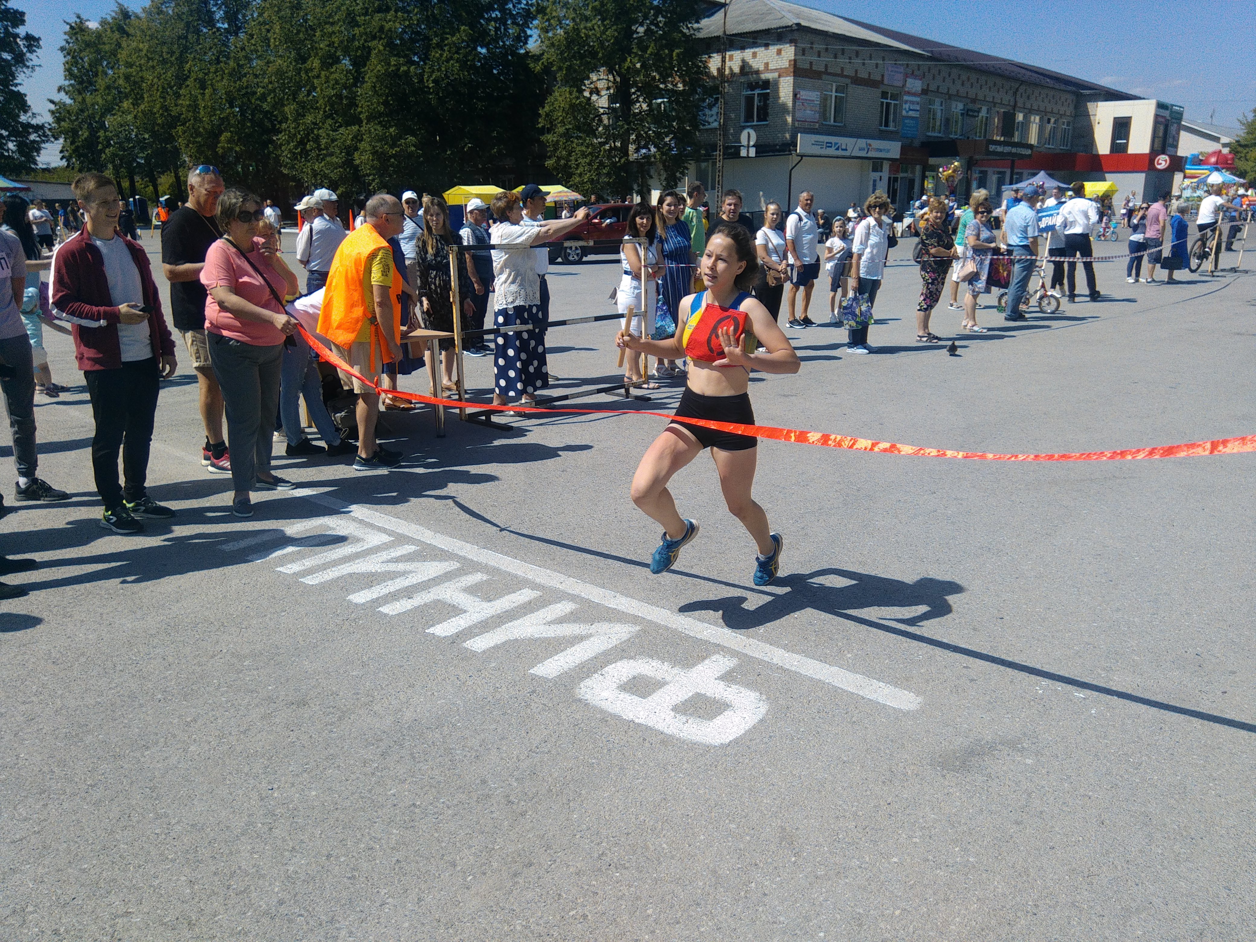 Азартно и массово: в Артемовском прошла традиционная эстафета