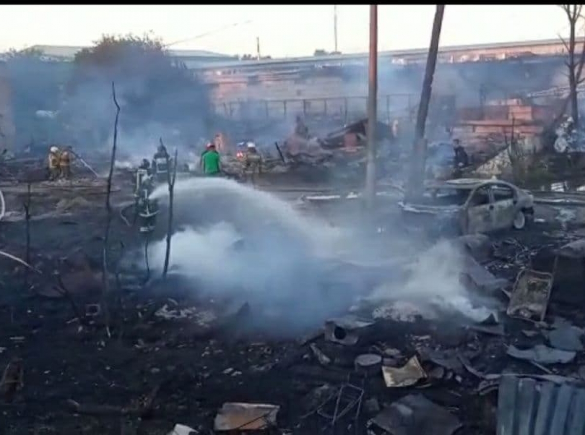 Этим жарким (во всех смыслах) летом артемовские пожарные часто выезжают на помощь соседям