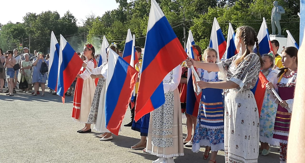 Торжественно, ярко, красиво! Так в Артемовском отметили День России 