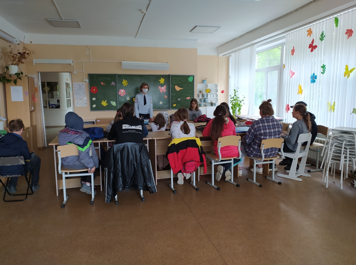 Фото предоставлено ОМВД. Полицейские рассказывают детям, как себя вести на улице, вблизи водоемов, на дороге