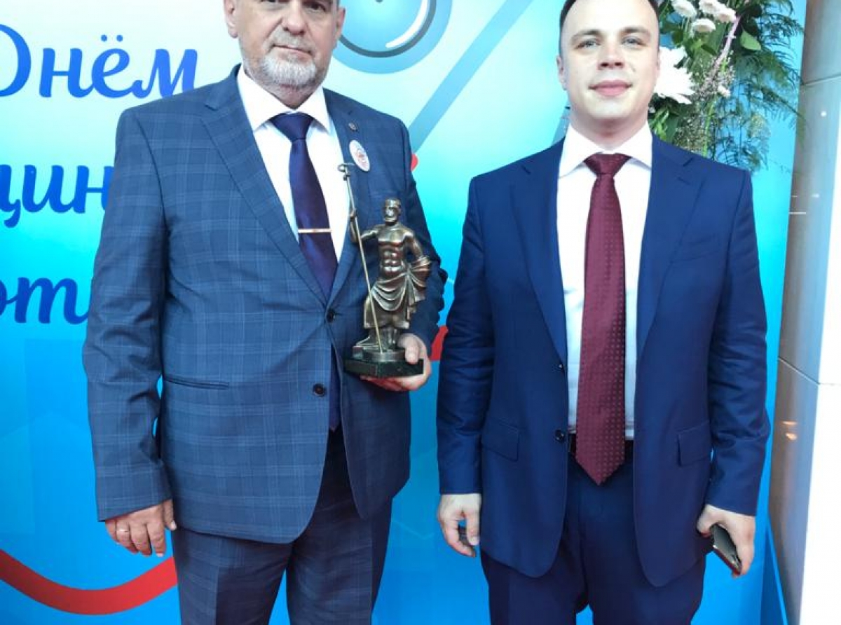 Фото предоставлено пресс-службой больницы. Главный врач АЦРБ Андрей Карташов и заместитель главного врача по лечебной работе Александр Субботин после награждения.