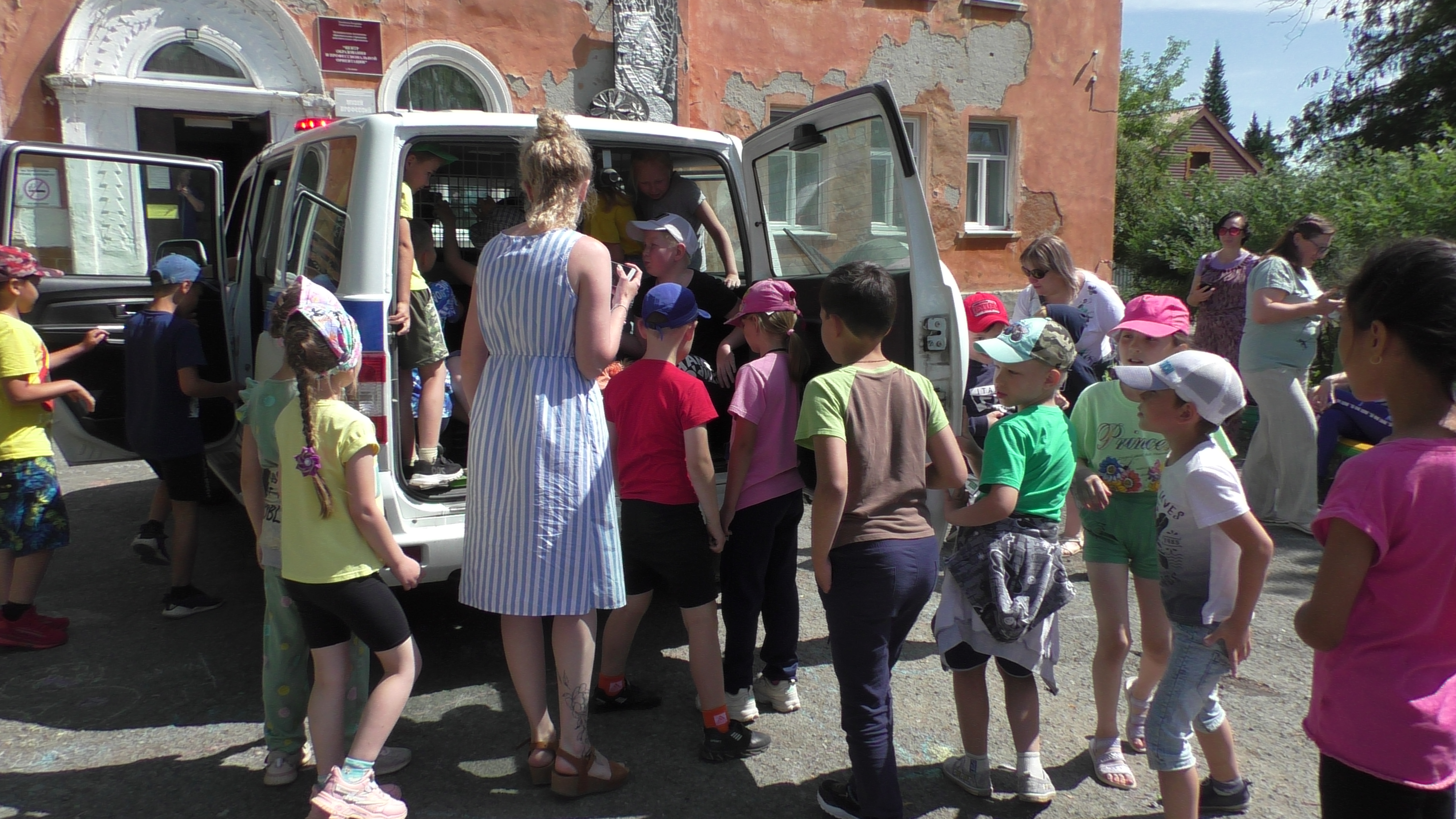 Дети призывали в громкоговоритель: «Соблюдайте ПДД!»