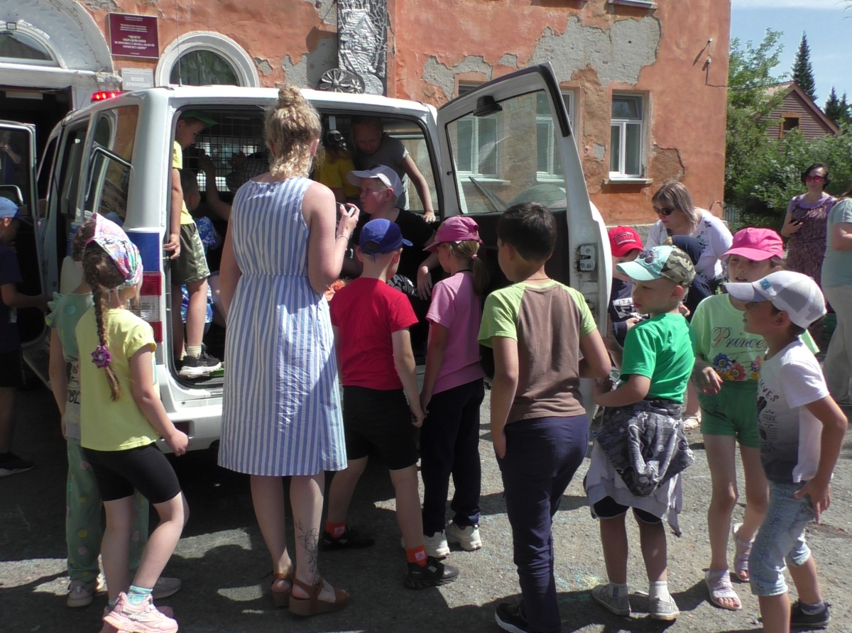Фото предоставлено ОМВД. Патрульный автомобиль полицейских вызвал большой интерес у ребят.