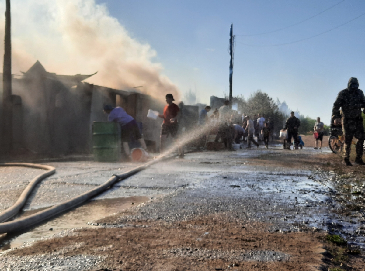 Жильцы домов через дорогу от горящего ЛПХ поливали гаражи и сарайки, чтобы сбить пламя