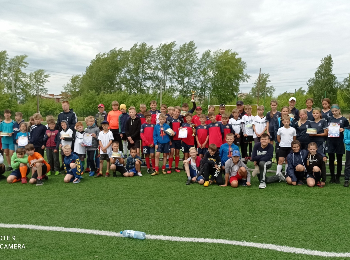 Фото пресс-службы ОМВД. Довольные и счастливые футболисты после турнира